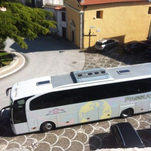 Autobus di turisti giunto in paese