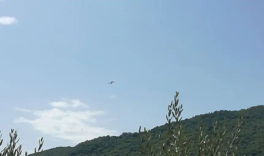 Canadair in azione su luogo incendio