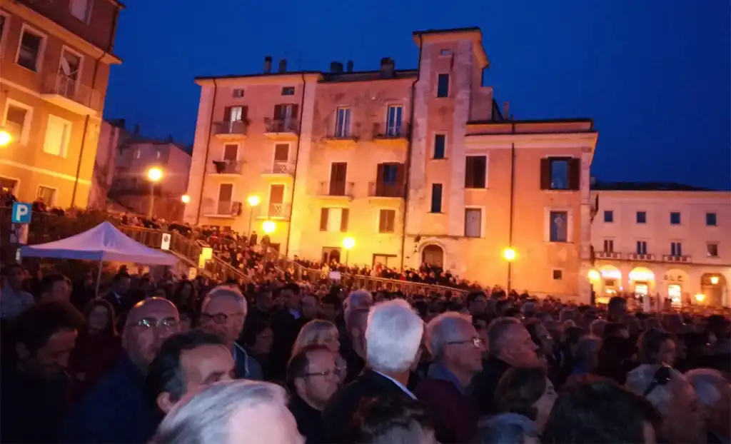 piazza gremita per Di Maio