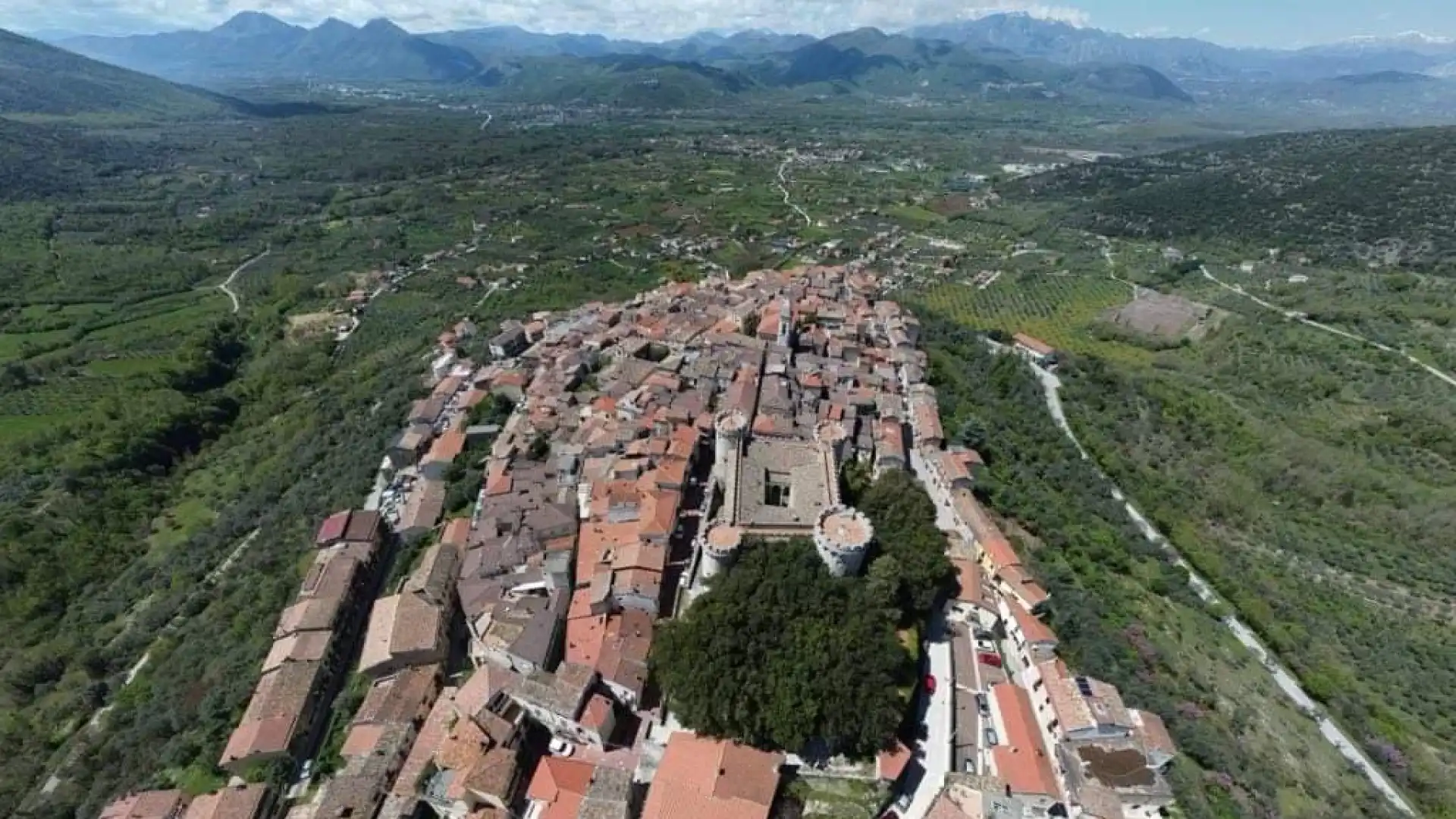 Ribalta nazionale per Monteroduni. Si accendono i riflettori de "Il Borgo dei Borghi"