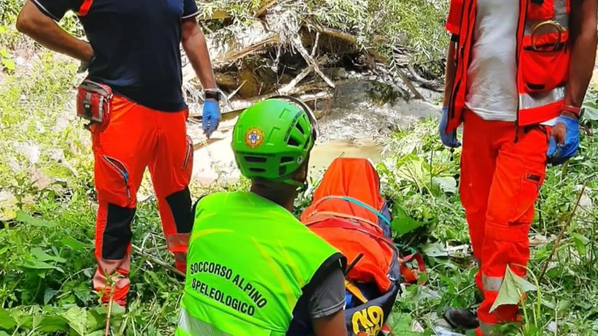 Capracotta: Il Soccorso Alpino recupera escursionista scivolata in un dirupo nei pressi del fiume Verrino.