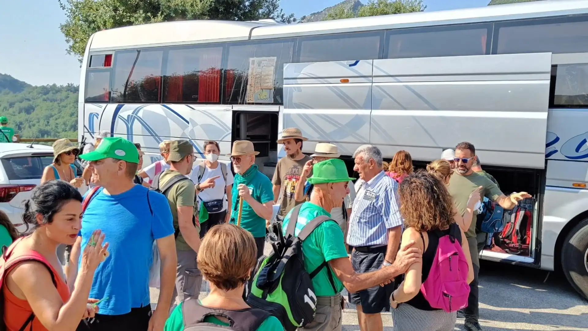 Pizzone: la festosa comitiva di “Cammina Molise” questa mattina in paese per la terza tappa. Evento che quest’anno festeggia i 100 anni del Pnalm.