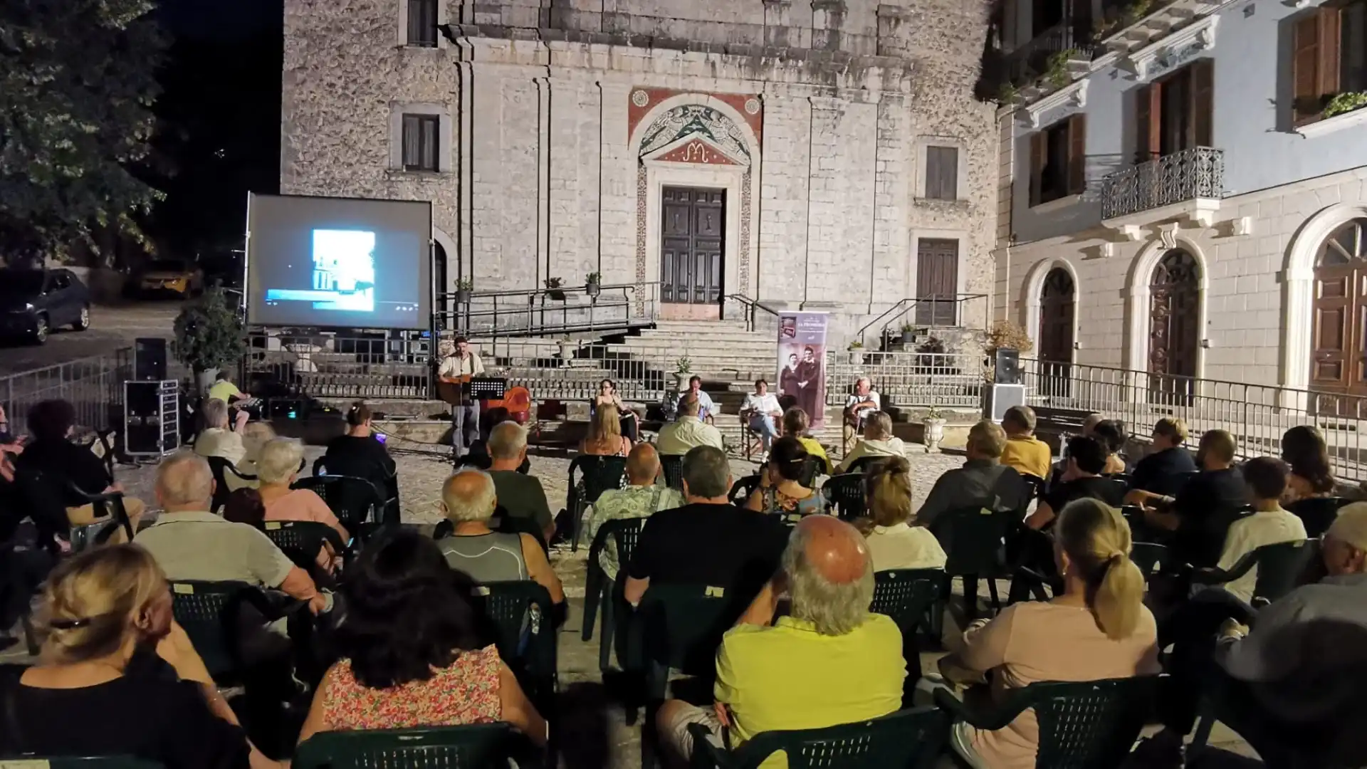 La Promessa è stata esaudita. Filignano applaude l’autore Gianlivio Fasciano.