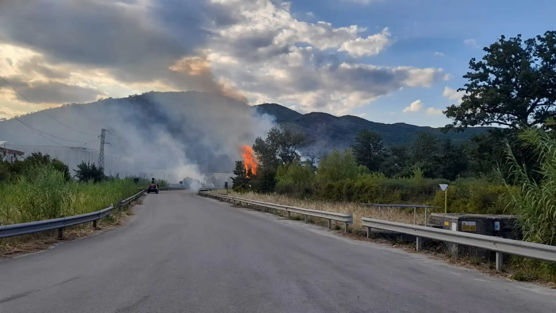 Pozzilli: vasto incendio lungo via della Meccanica nei pressi della zona industriale. Strada interrotta