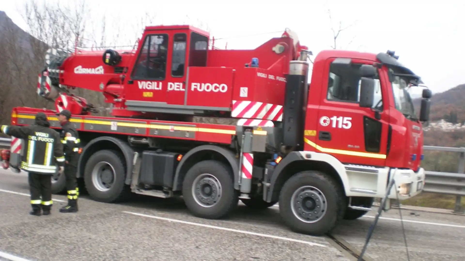 Sesto Campano: incidente sulla statale 85, un tir finisce nel fossato laterale alla strada.