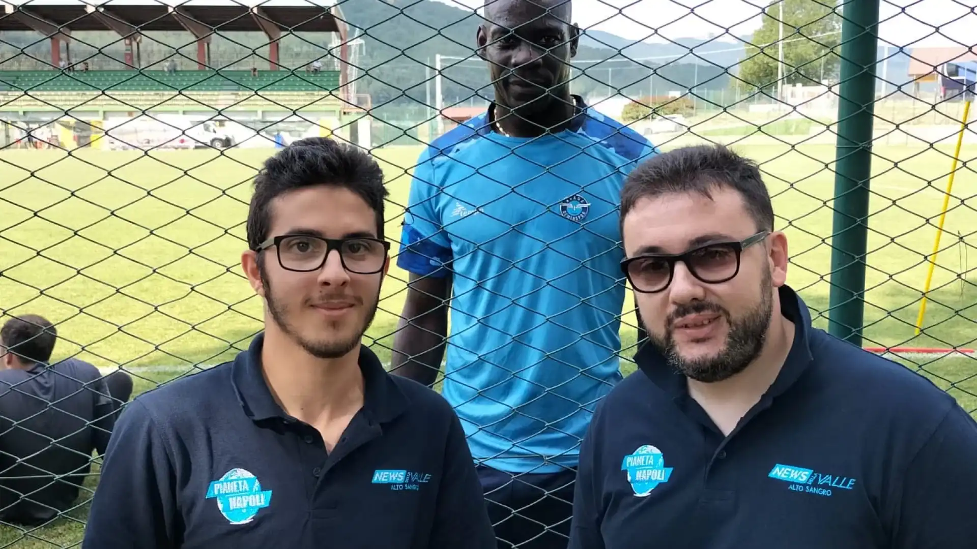 Foto e saluti per Mario Balotelli con i tifosi. Qualcuno lo stuzzica. Ti piacerebbe Napoli: "Magari".