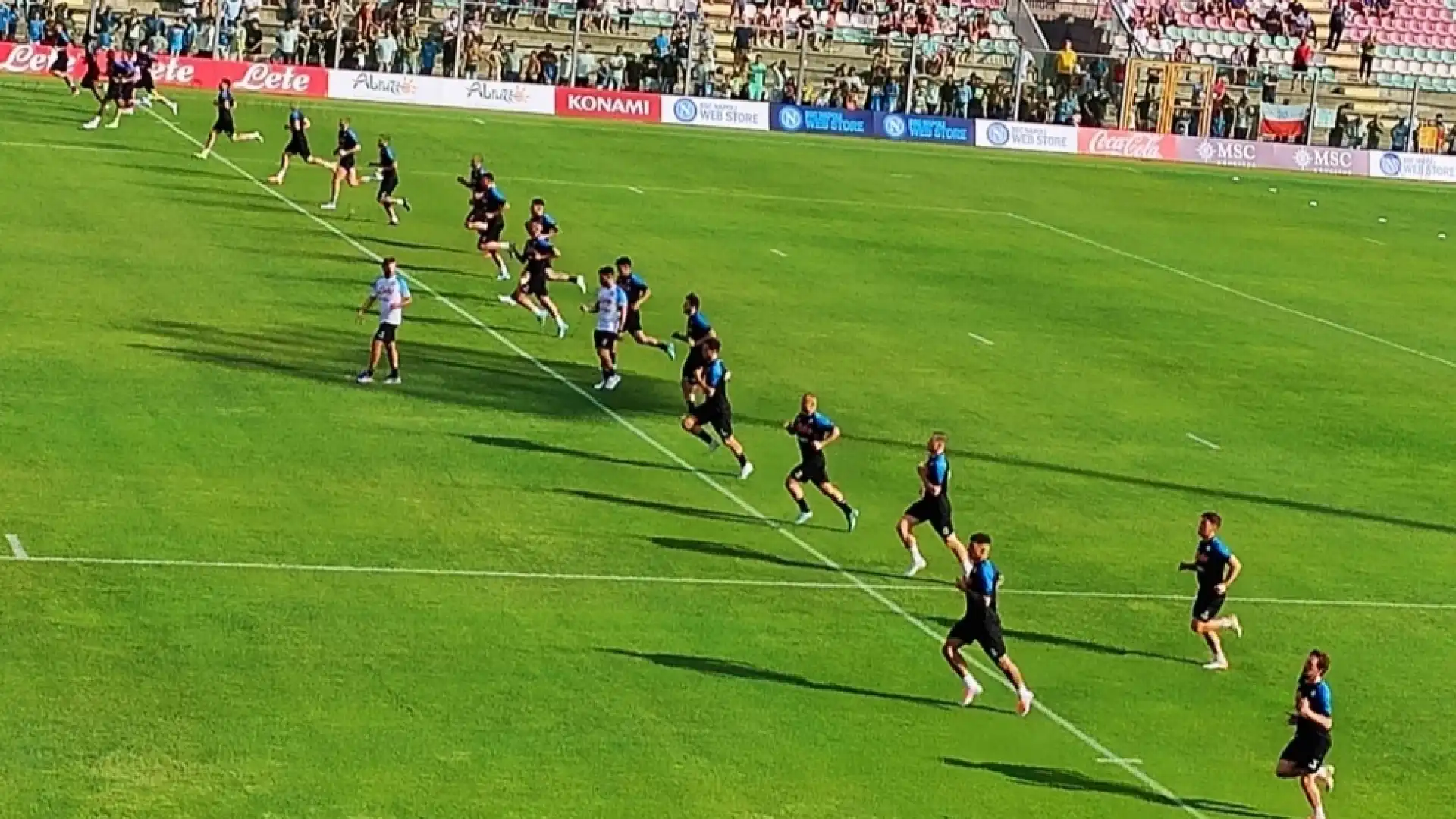 Ritiro del Napoli: primo giorno di allenamento al Patini. Tanta corsa e possesso palla. Report seduta ore 17.