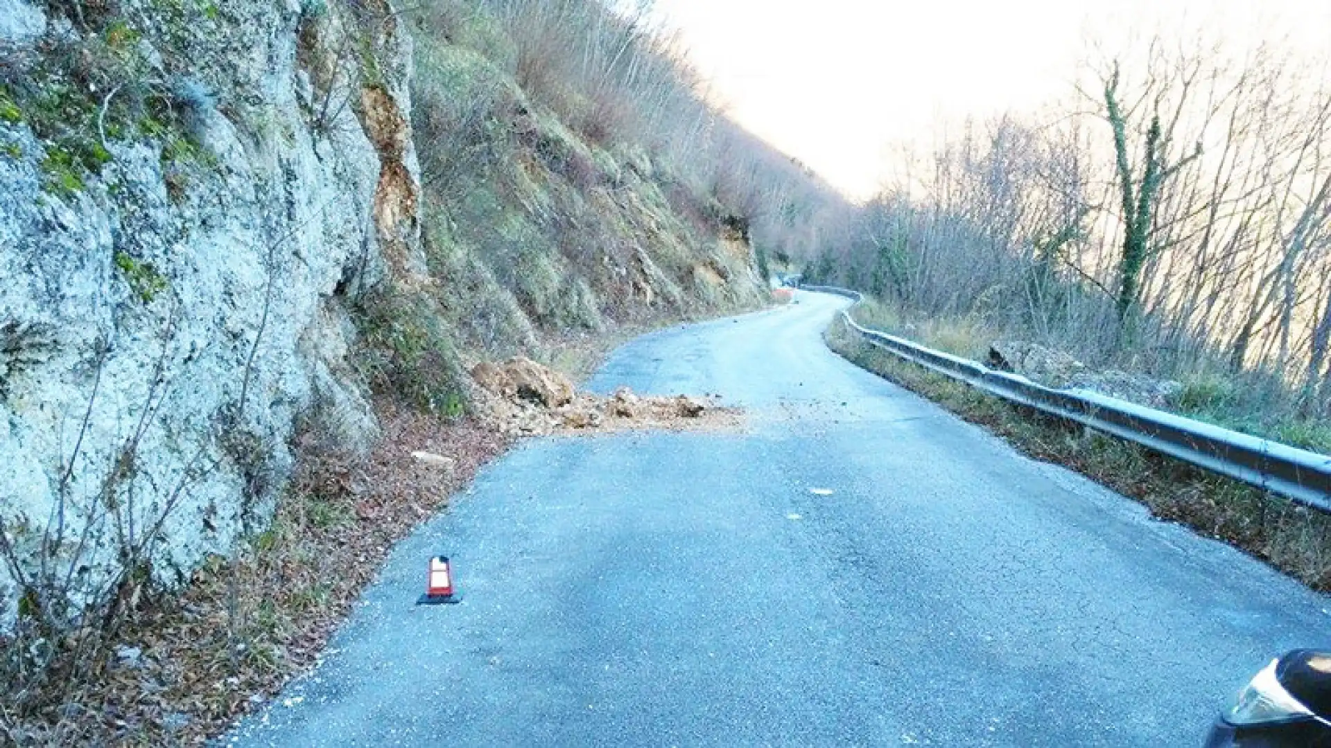 Filignano: frana la strada sulla provinciale che conduce alla frazione Lagoni. Automobilisti e residenti inviperiti. “E’ ora di intervenire”.