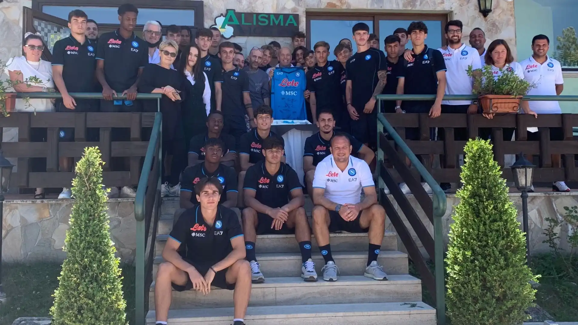 Alfedena: terminato il ritiro della Ssc Napoli Primavera. I calciatori salutano lo staff dell’Hotel Alisma con una foto di gruppo.