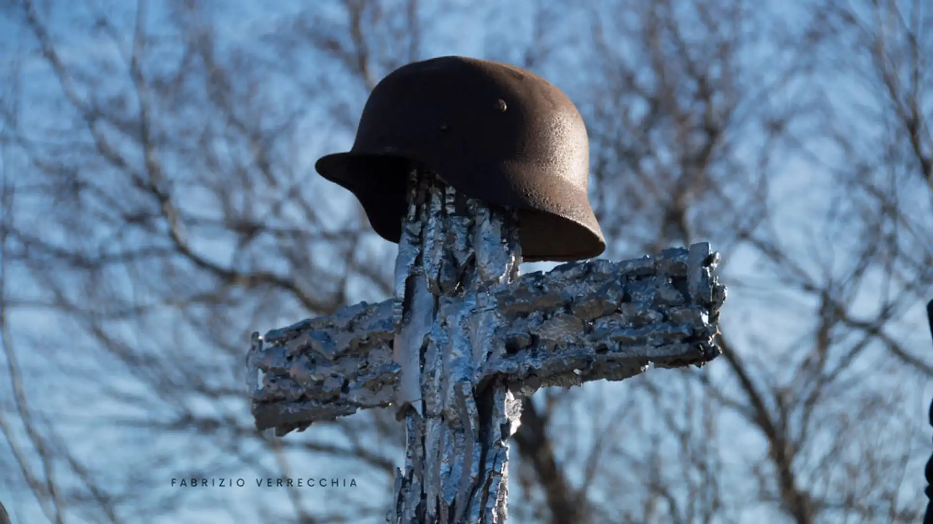 Filignano: una croce in onore dei caduti della Seconda Guerra Mondiale. Anche Monte Pantano ha il suo monumento commemorativo.