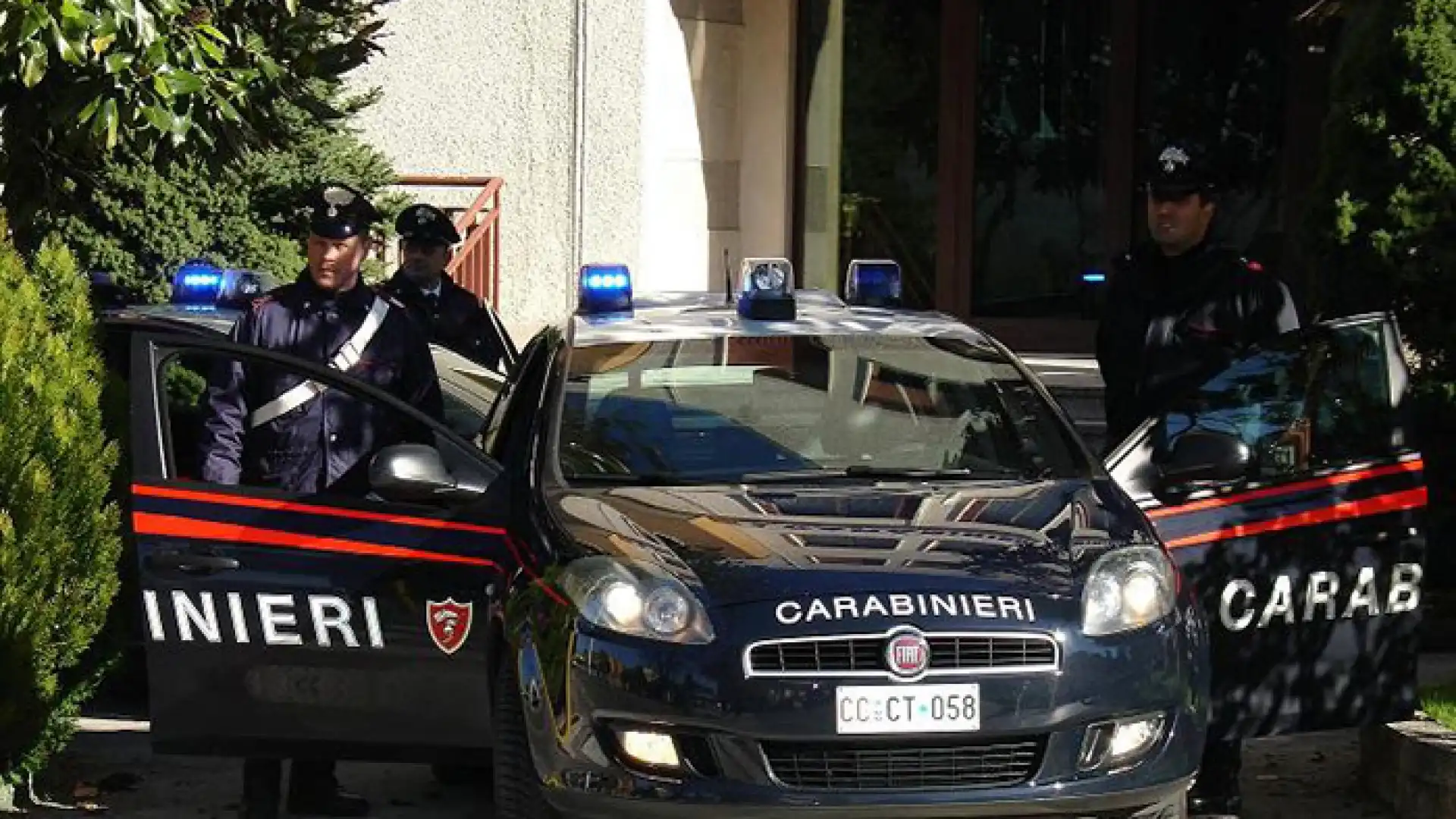 Isernia: tentato suicidio. I Carabinieri salvano una donna che voleva gettarsi dal ponte della S.p. Venafrana nella zona di Isernia Sud.