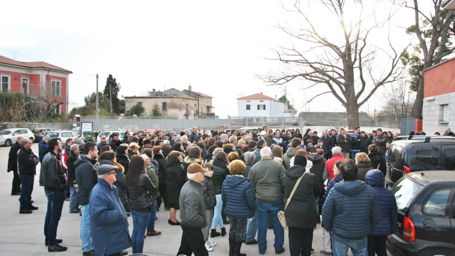 Roccaravindola: “Così ci state uccidendo”. Il grido d’allarme dei cittadini che protestano ed alzano la voce contro i “rifiuti”. Centinaia le persone presenti.