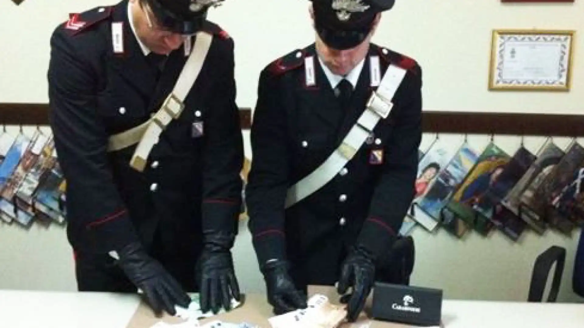 Montaquila: non si fermano ad un posto di blocco dei Carabinieri e vengono inseguiti dai Carabinieri. Trovati in possesso di dosi di hashish presso la loro abitazione.