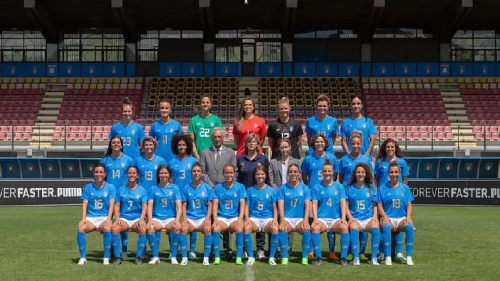 Castel Di Sangro: le Azzurre posano al Patini con la nuova maglia realizzata da Puma in collaborazione con Liberty