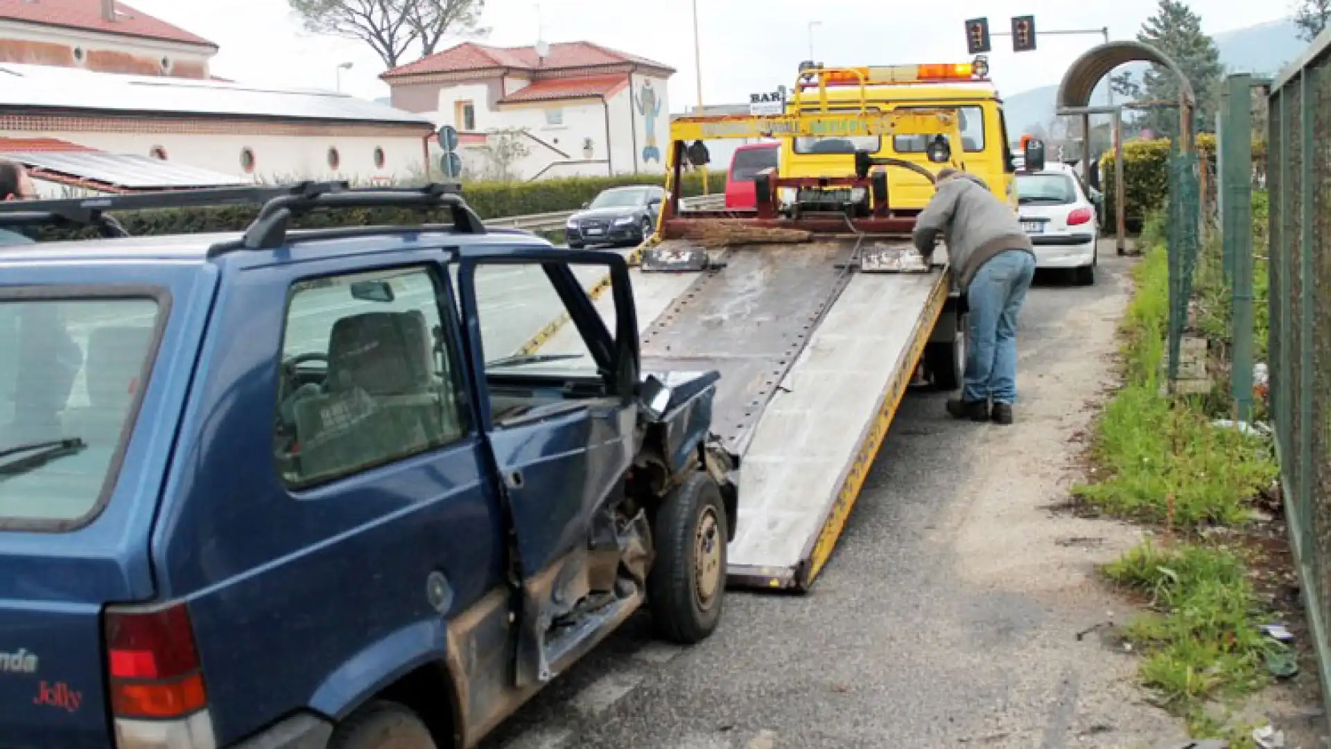 Pozzilli: incidente sulla statale 85 venafrana. Due mezzi si scontrano all’altezza del bivio di Triverno. Sul Posto Vigili del Fuoco e Polstrada.