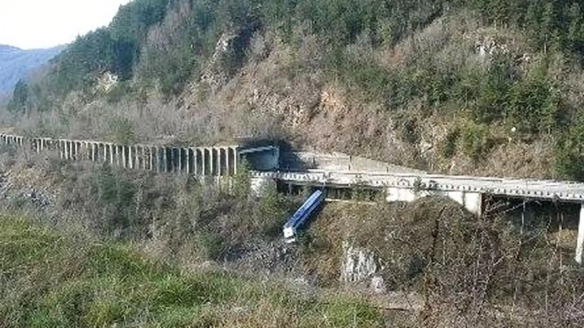 Rionero Sannitico: pauroso incidente sulla statale. Tir finisce fuori strada e va in fondo ad una scarpata. Illeso per miracolo il conducente del mezzo pesante.