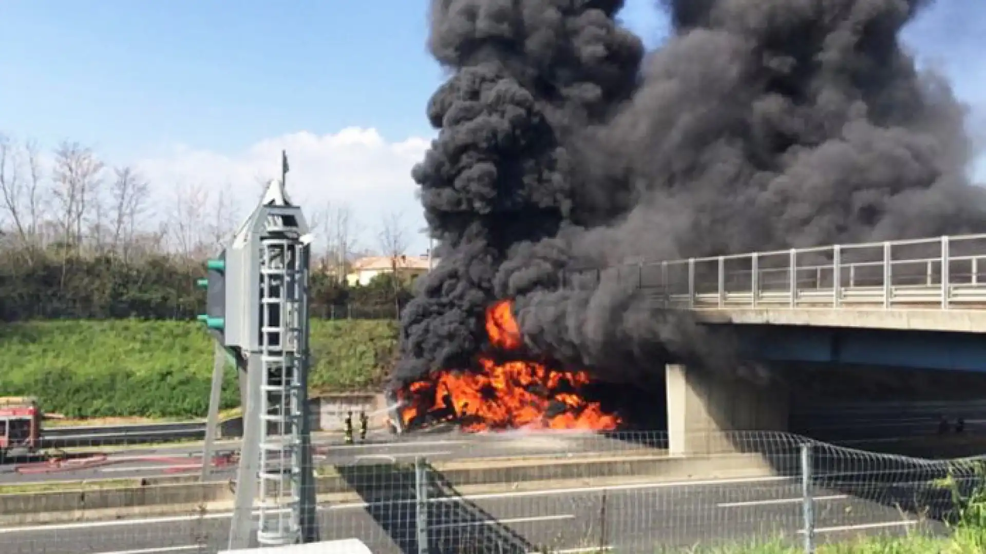 Caianello: procedono i lavori sull’autostrada A1. Il ponte pericolante è stato abbattuto per metà. La circolazione non sta subendo disagi.