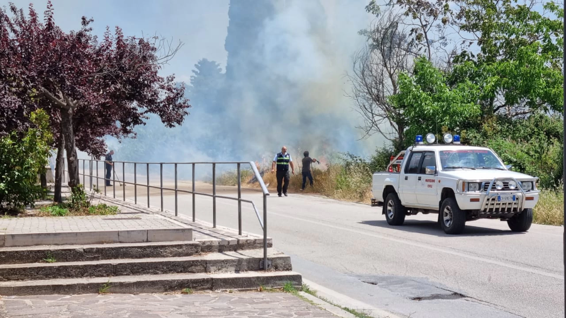Venafro: incendio di roghi e sterpaglie in Via Majella nella mattinata odierna. Il rogo domato da Protezione Civile e Vigili del Fuoco.