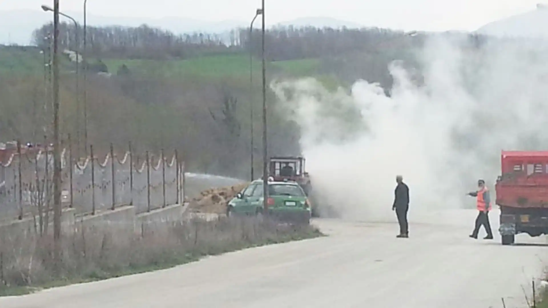 Colli a Volturno: balle di fieno in fiamme nell’area produttiva del paese. Quintali di materiale destinato a foraggio degli animali andato in fumo. Fiamme altissime sprigionate dall’incendio.