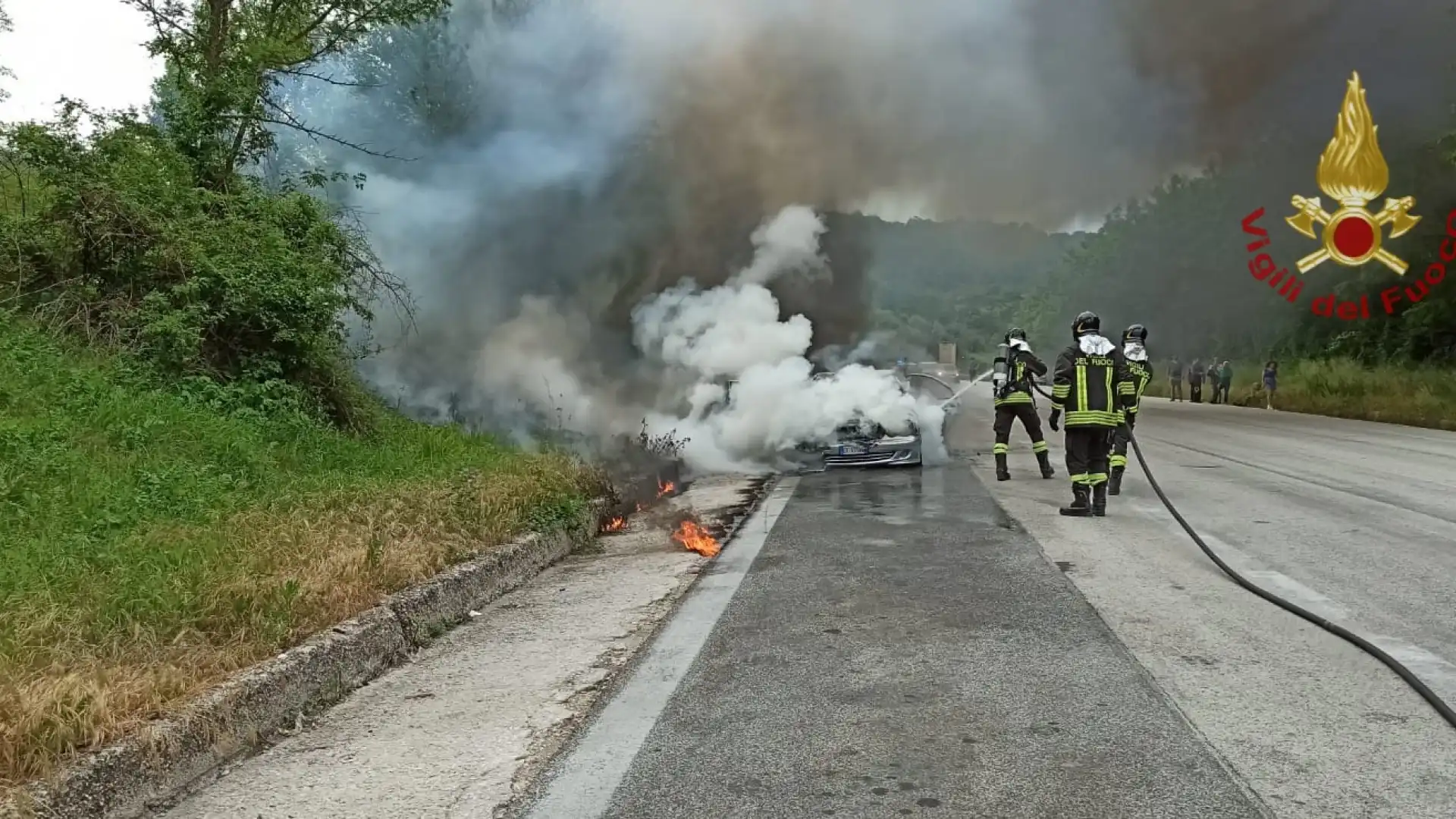 Pesche : auto in fiamme sulla SS 650. Intervento dei Vigili del fuoco