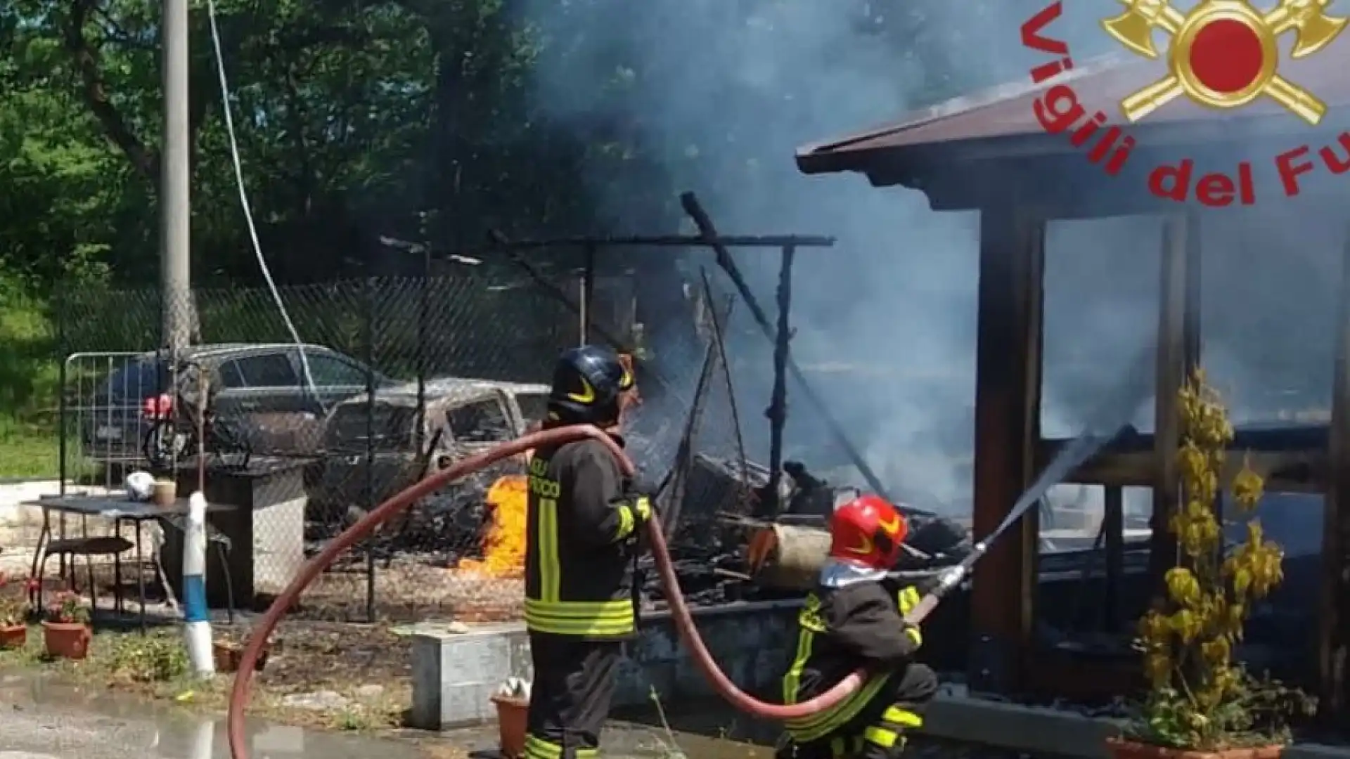 Isernia: a fuoco deposito di attrezzi agricoli in una borgata della città.  Messe in salvo deposito di GPL