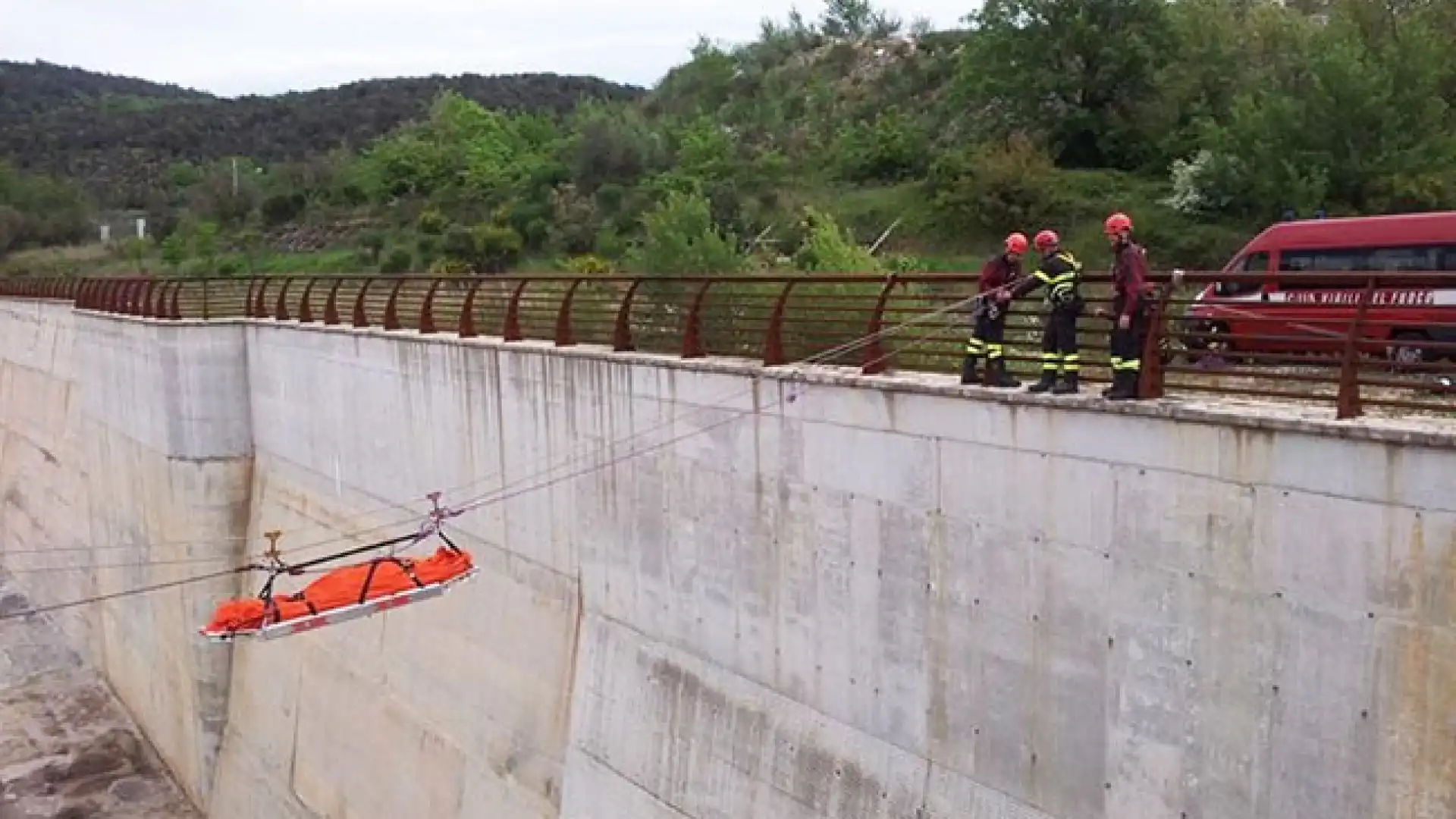 Macchia d’Isernia: esercitazione per i Vigili del Fuoco all’interno di una diga foranea. Simulato il recupero di una persona ferita.