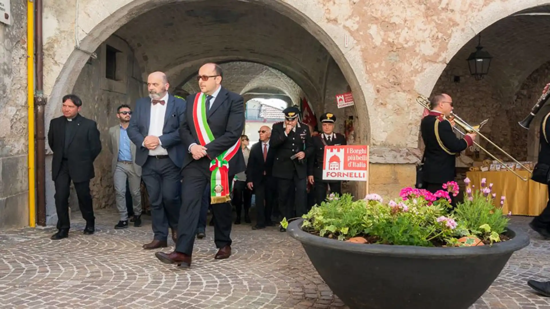 Abruzzo e Molise si incontrano a Fornelli. Grande successo per l’assemblea interregionale dei Borghi più belli d’Italia. Il paese svela le sue ricchezze ai turisti.