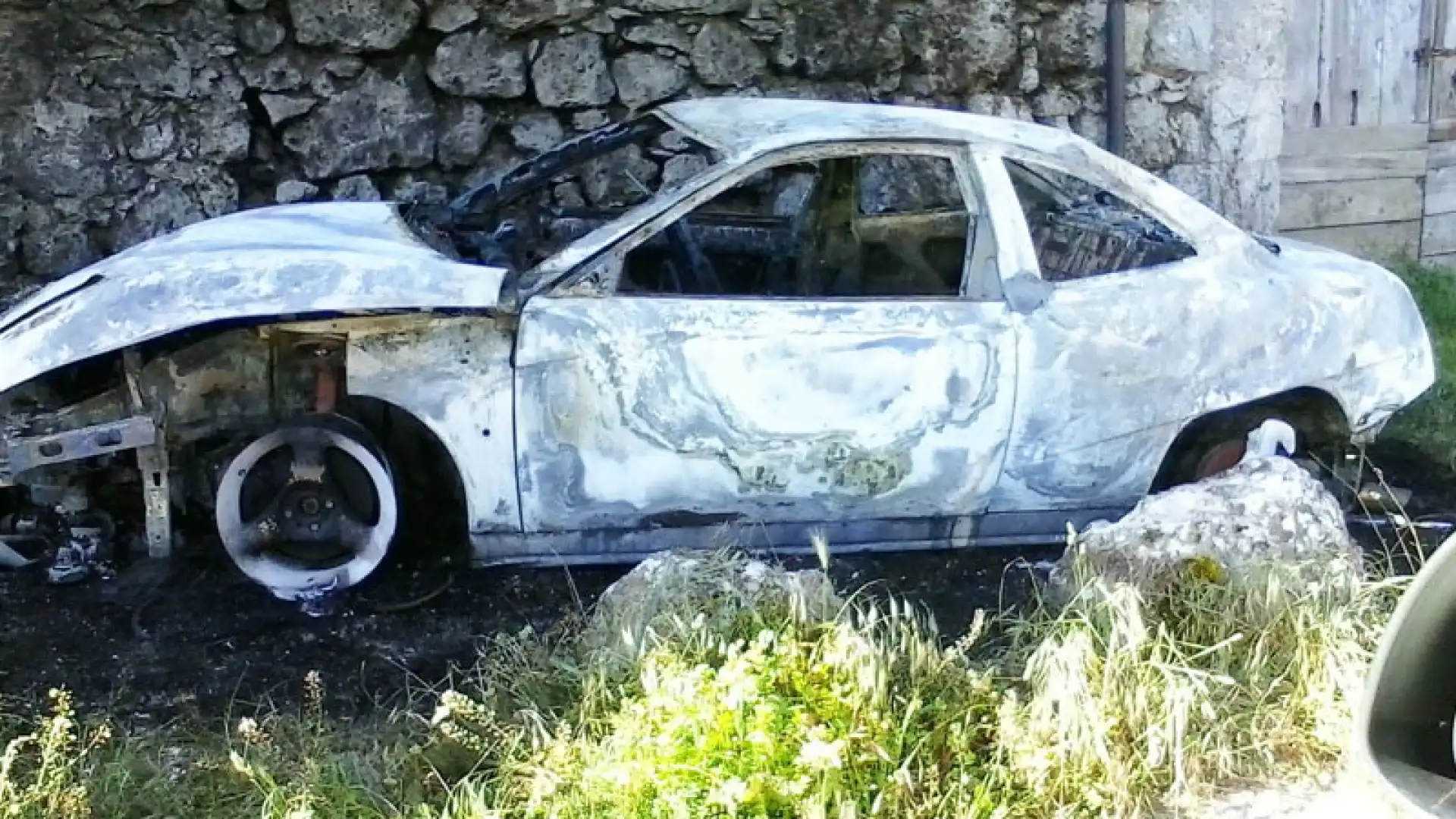 Castel San Vincenzo: tre giovani militari sventano incendio di un automobile. L’episodio di cronaca nella notte tra sabato e domenica.