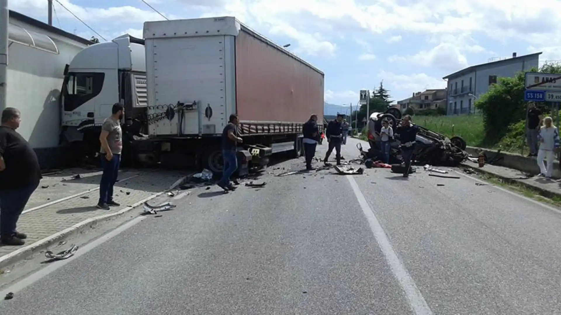 Roccaravindola: terribile schianto tra automobile, moto ed un tir che finisce contro la saracinesca di un’attività commerciale. Paralizzata la statale 158.