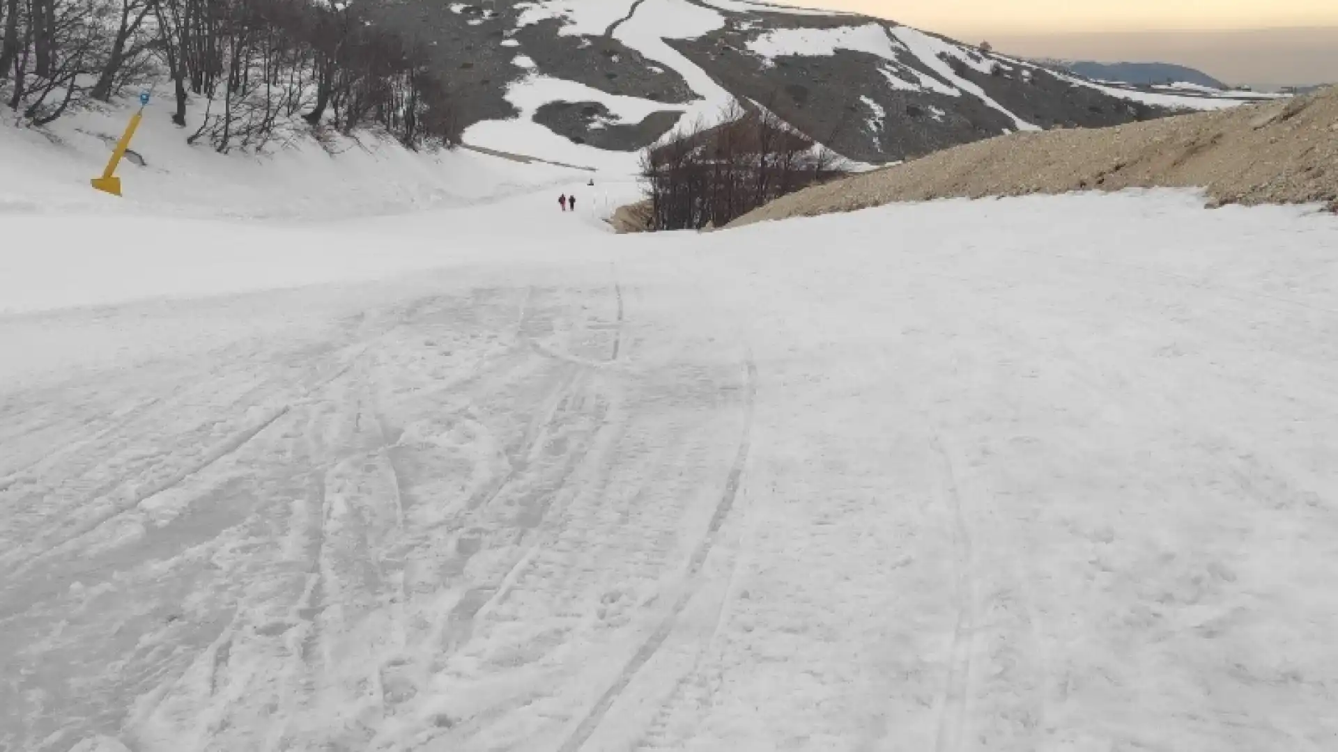 Paesaggi imbiancati, l'ultima neve dell'anno cade in Alto-Sangro. Piste del comprensorio innevate ma domani ultimo giorno di apertura degli impianti.