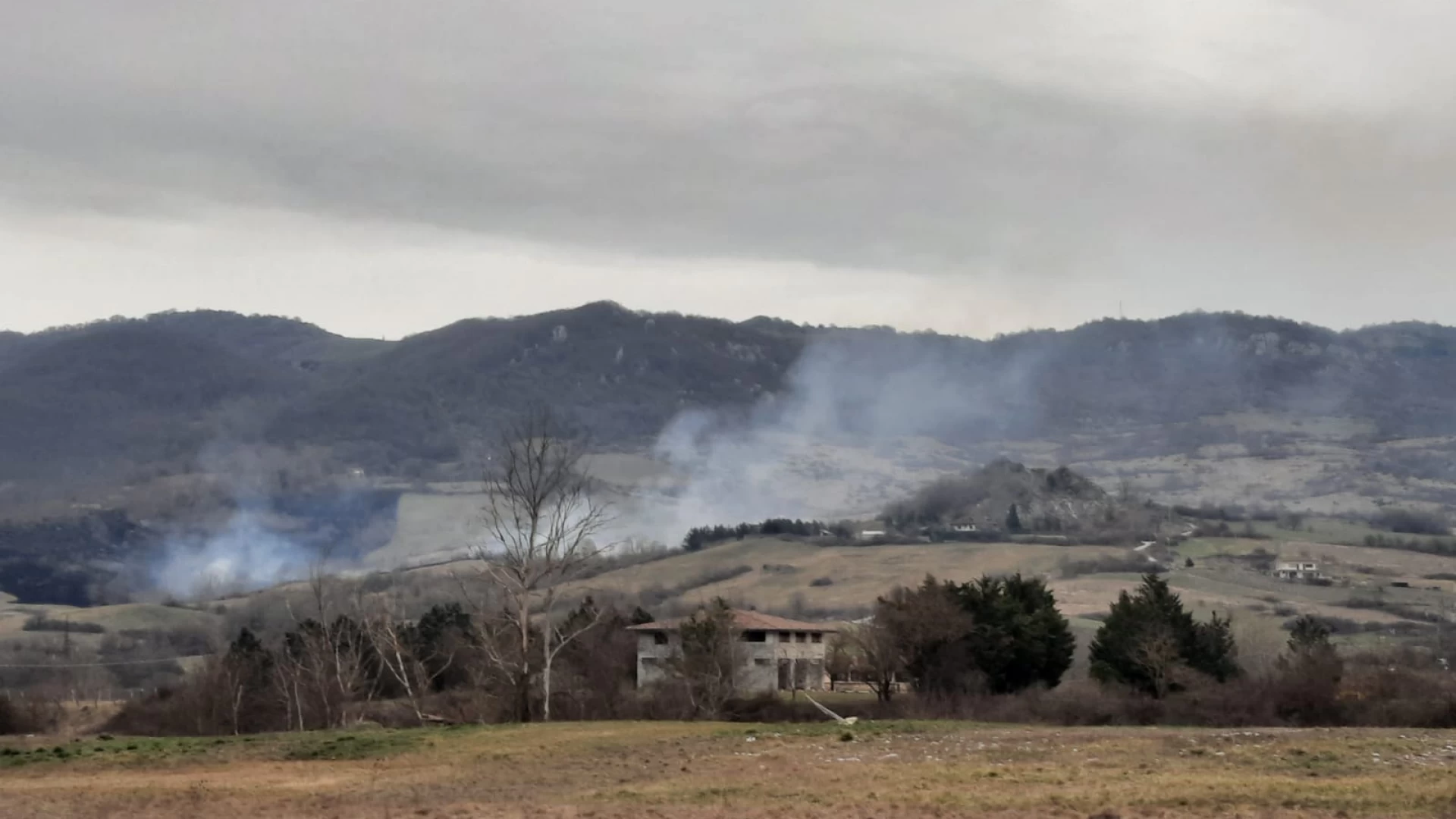 Castel Di Sangro: incendio fuori dal centro abitato. Fiamme domate da Vigili del Fuoco e Protezione Civile