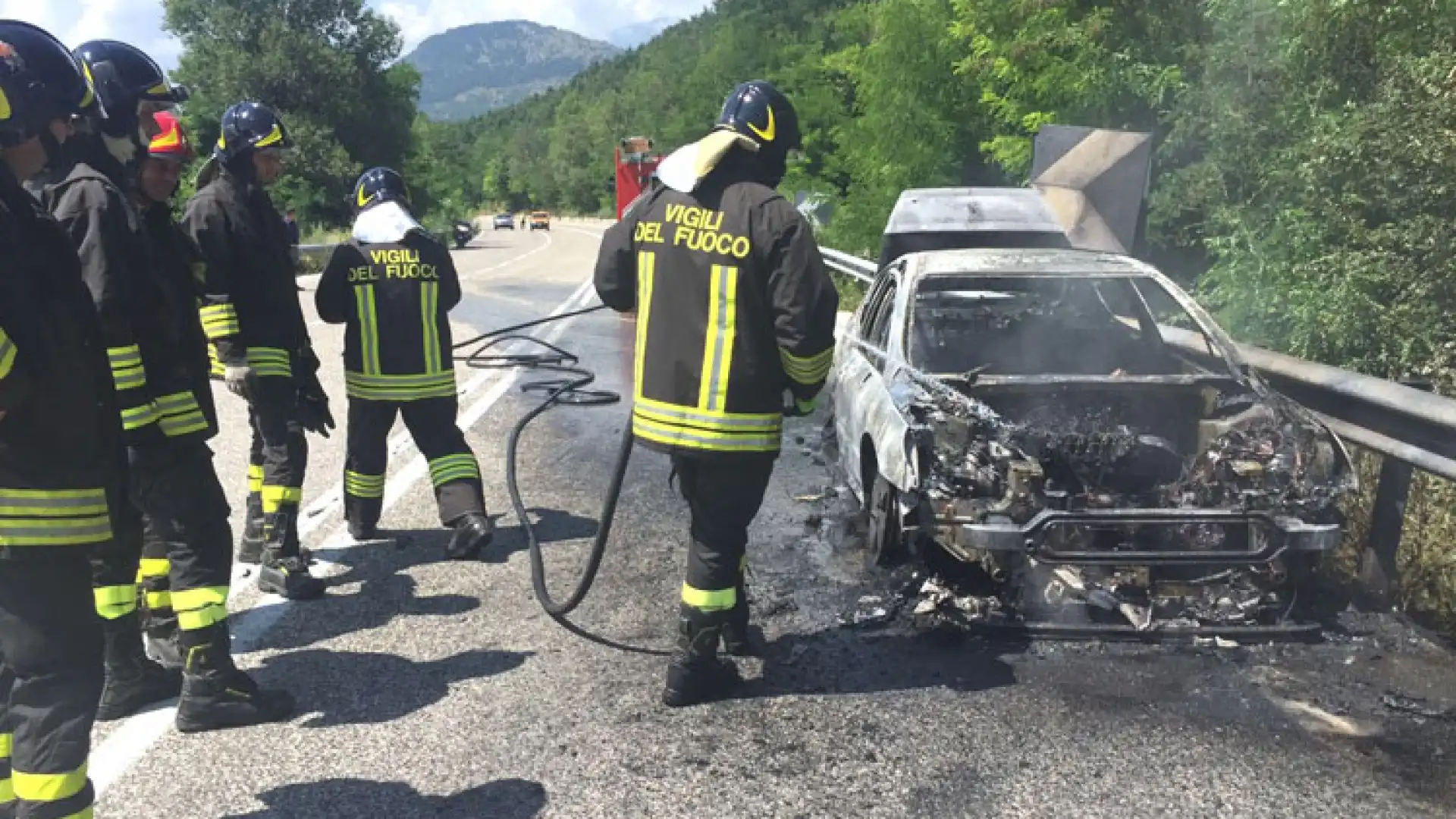 Rionero Sannitico: auto in fiamme sulla statale. Sul posto i Vigili del Fuoco di Isernia e Castel Di Sangro.