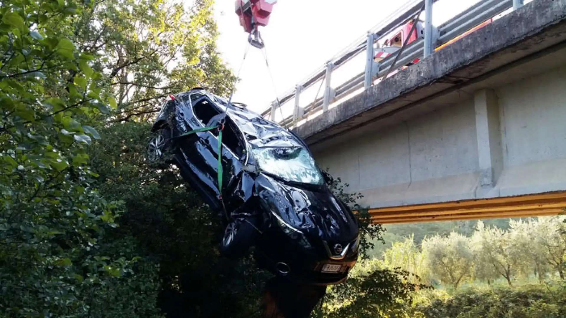 Isernia: auto esce fuori strada all’altezza di Isernia Sud. Due persone ferite. Potevano finire in una scarpata.