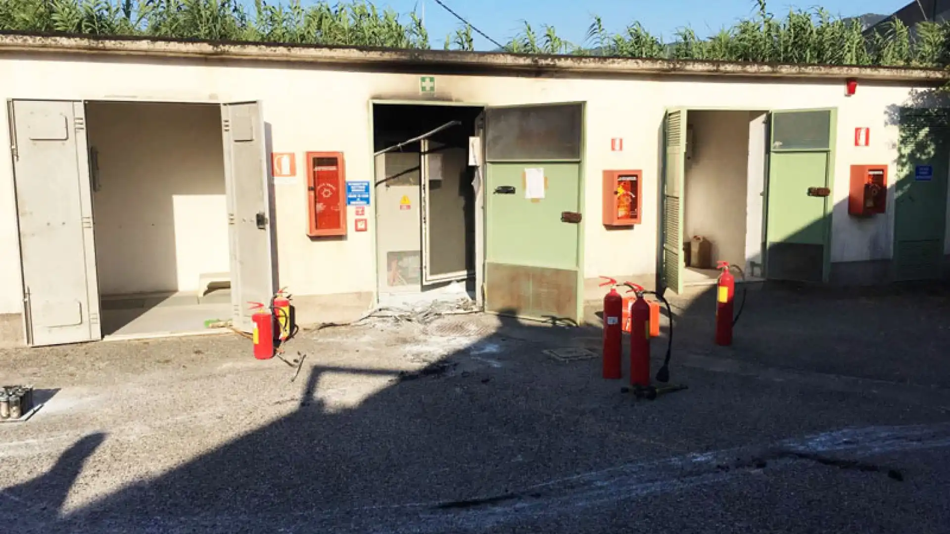 Montaquila: a fuoco una mega cabina elettrica. Alcune aziende restano senza energia. Sul posto i Vigili del Fuoco di Isernia.