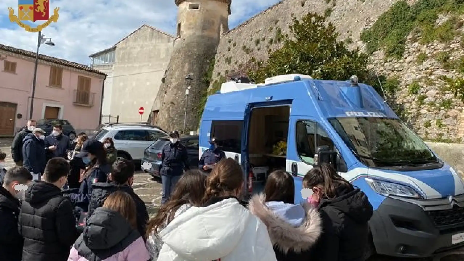 Questo non è amore. La Polizia Di Stato vicina alle donne e alle vittime di violenza di genere nella giornata dell’8 MARZO.