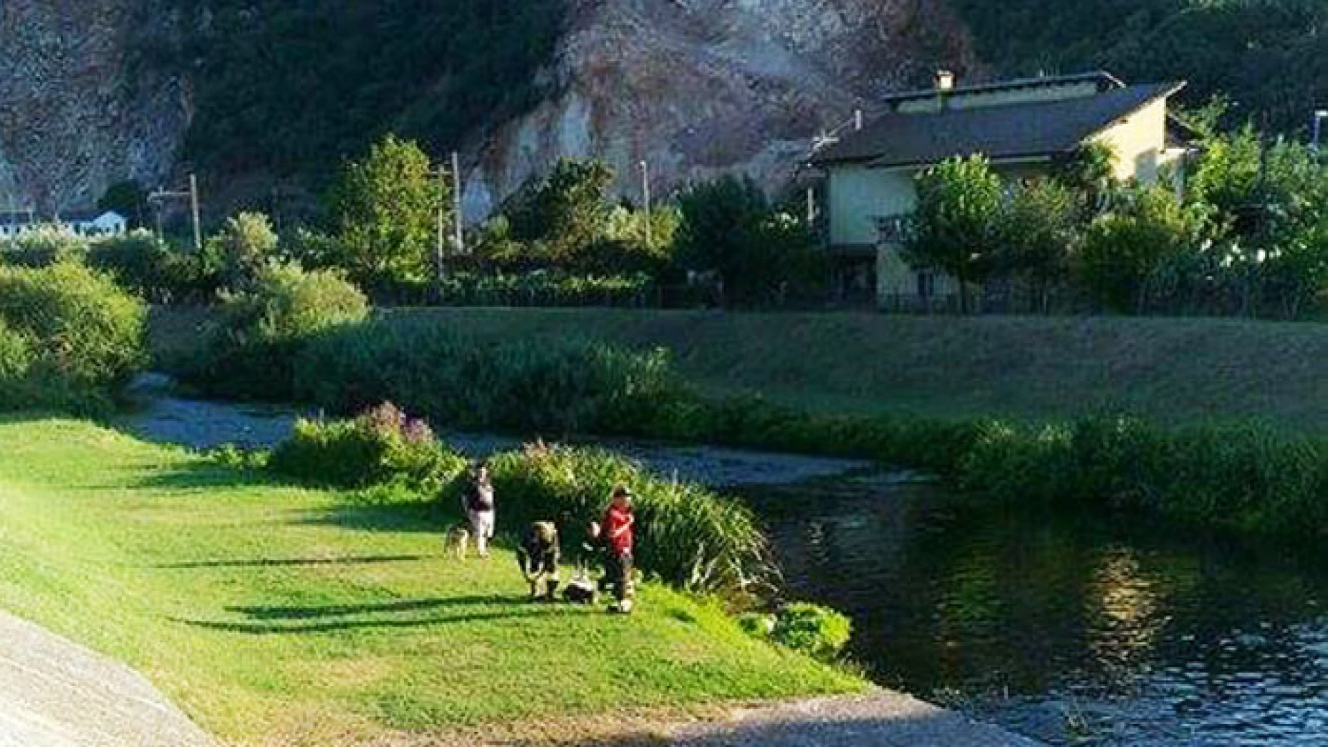 Sesto Campano: i Vigili del Fuoco Volontari di Venafro eroi per un giorno, salvano cane moribondo sulle sponde del fiume.