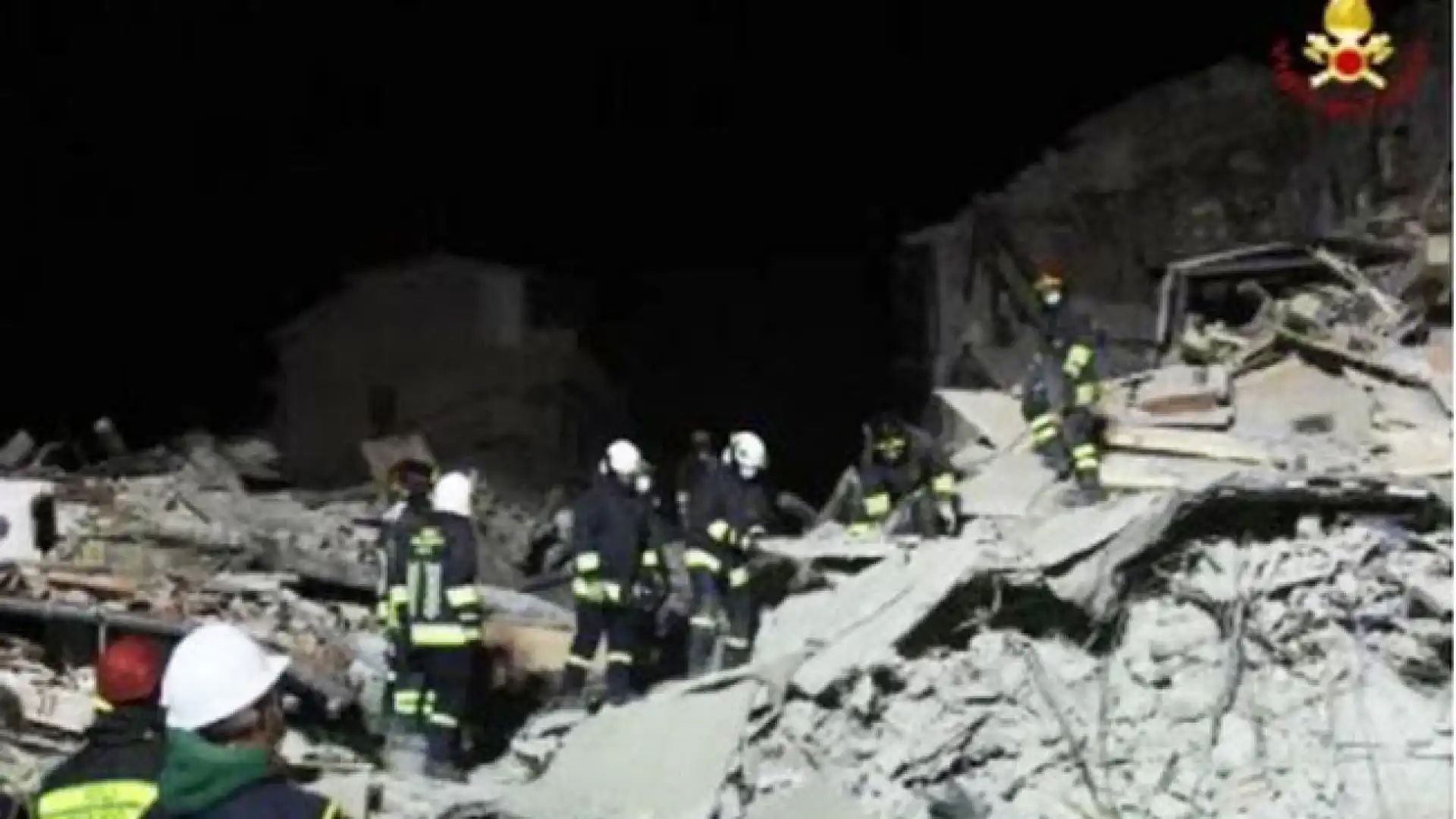 Vigile del fuoco molisano ferito da una trave sui luoghi del terremoto. Il distacco avvenuto da una casa andata distrutta.