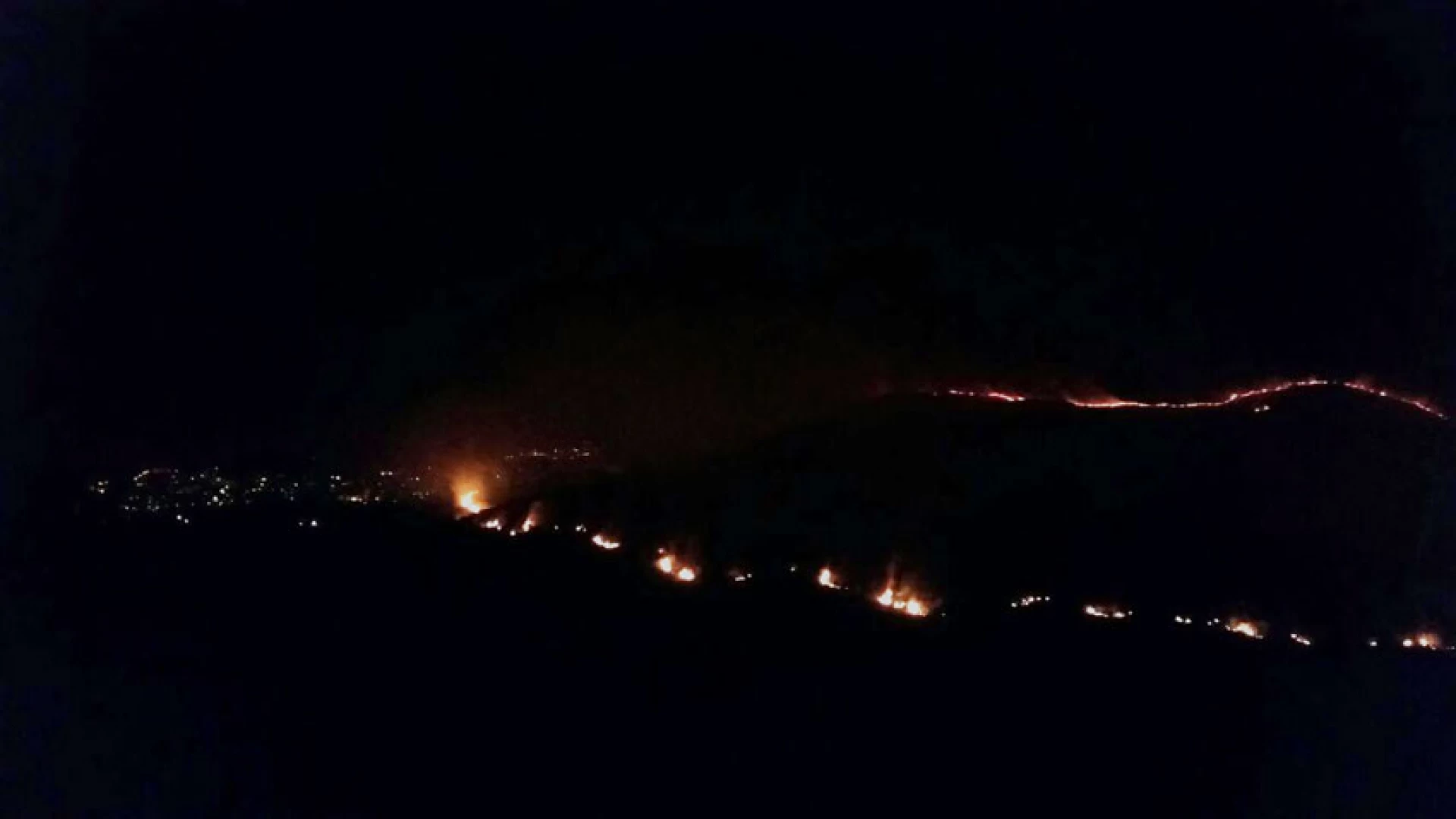 Venafro: ancora a fuoco la montagna tra Roccapipirozzi e Vallecupa. Continuano le operazioni di spegnimento.