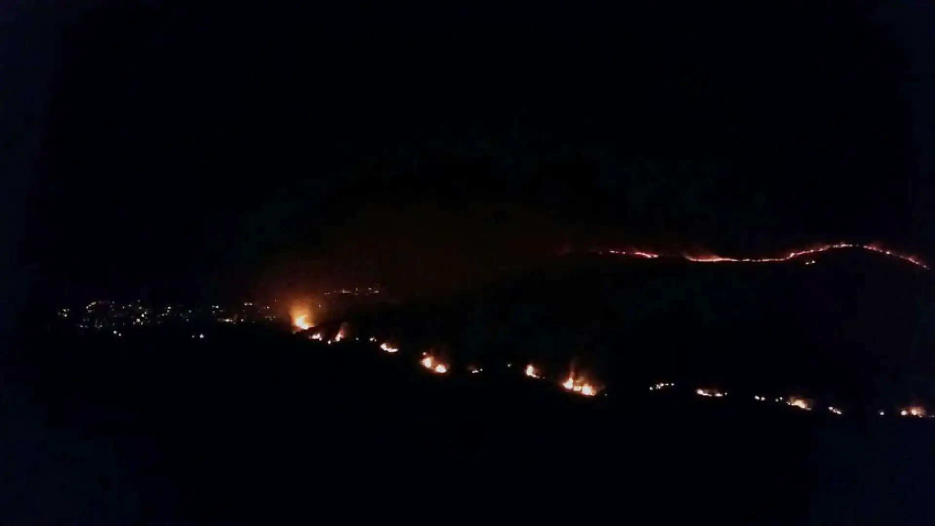 Venafro: ancora a fuoco la montagna tra Roccapipirozzi e Vallecupa. Continuano le operazioni di spegnimento.