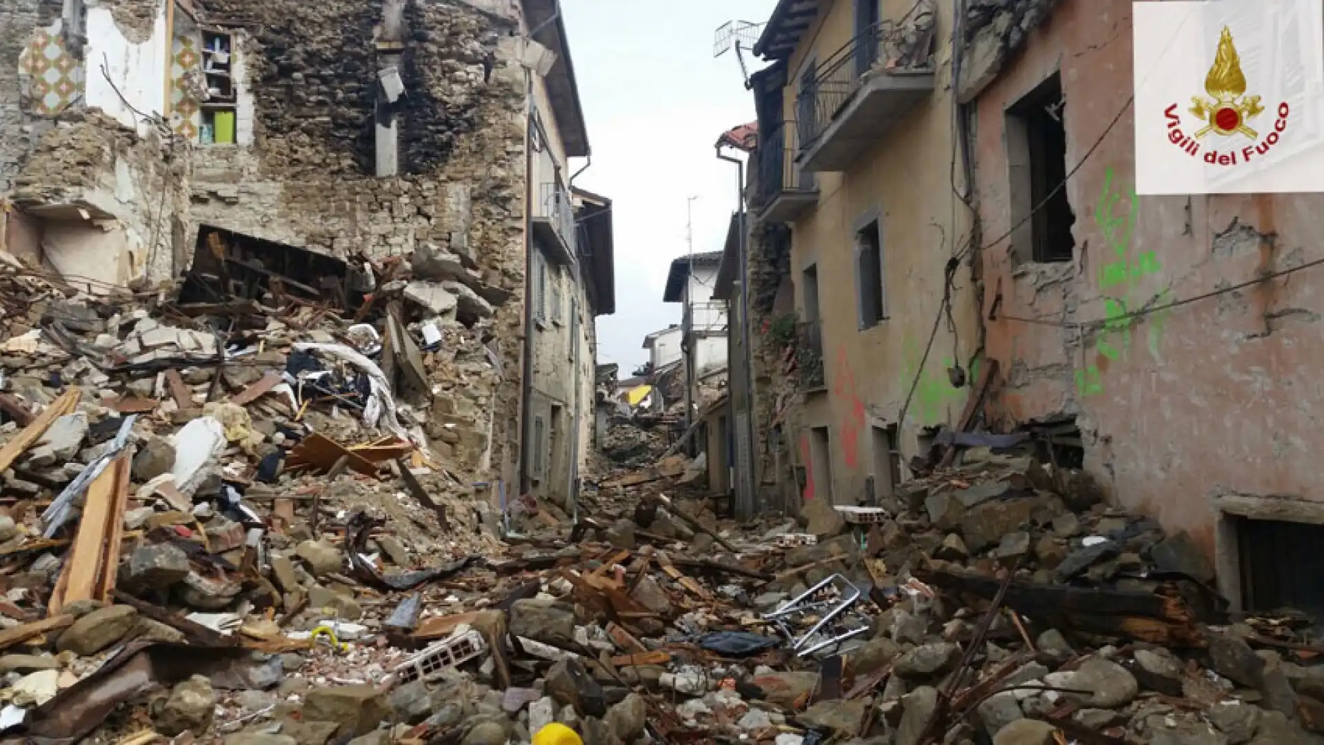 Luoghi del sisma, i Vigili del Fuoco molisani si avvicendano. Arrivano altre squadre per sanare l’emergenza.