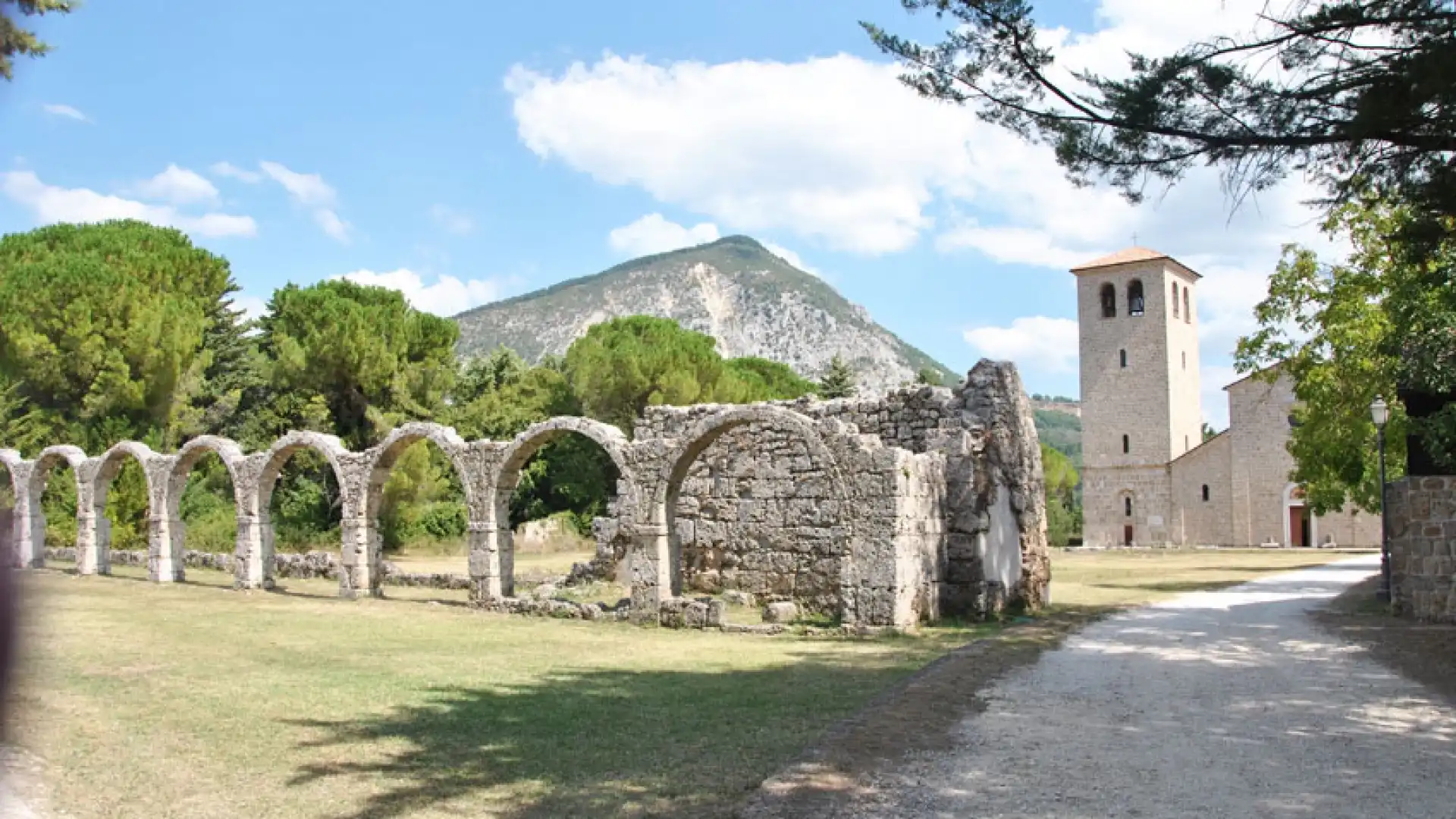 San Vincenzo al Volturno: da Sant’Angelo in Pantano fino all’abbazia benedettina. Le monache sfollate dal terremoto stanno bene e ripopolano il monastero.