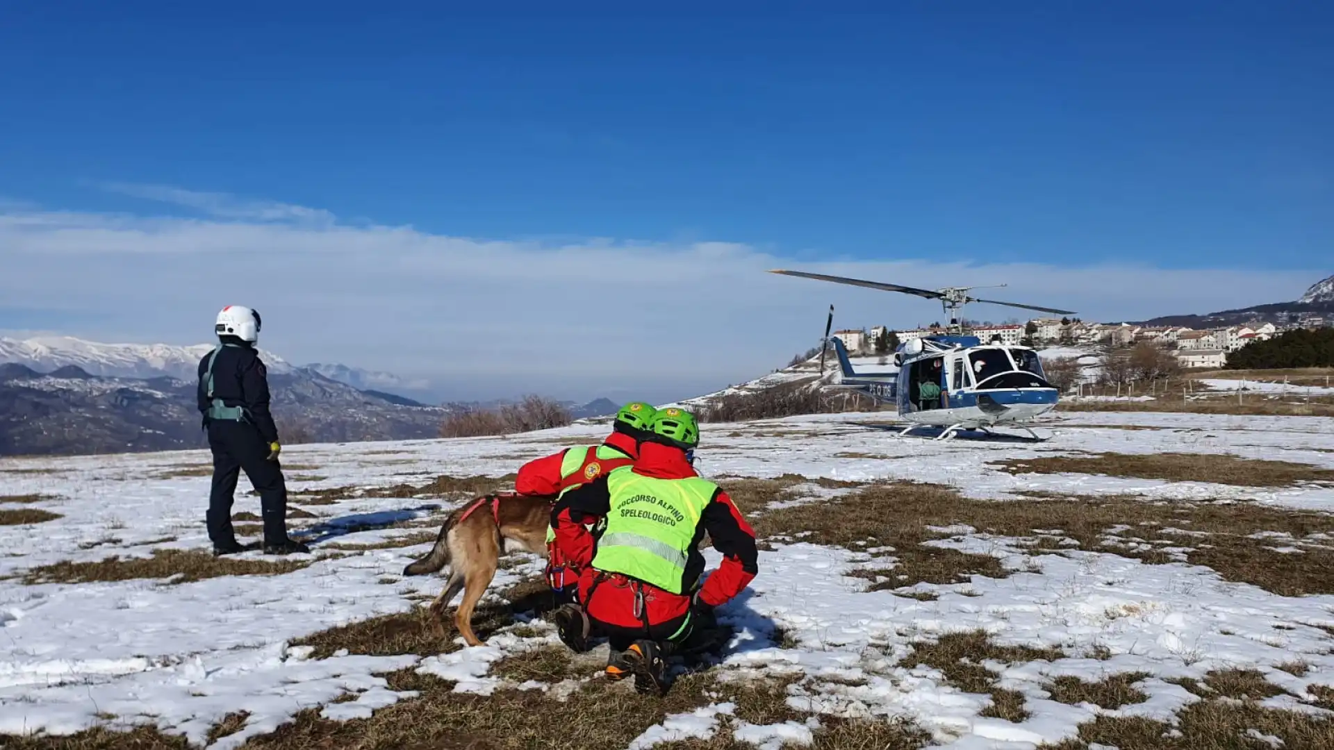 Il Soccorso Alpino impegnato in una esercitazione aerea con il reparto volo della Polizia di Stato di Pescara.