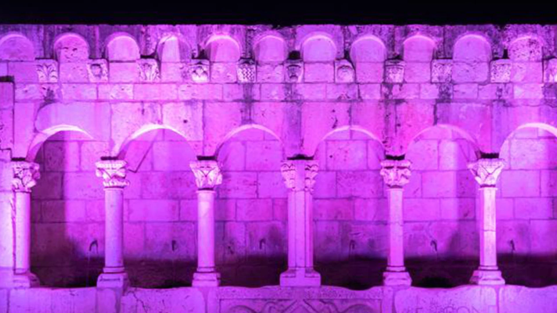 Isernia: la Fontana Fraterna illuminata di rosa nella notte dedicata alle città del Giro d’Italia.