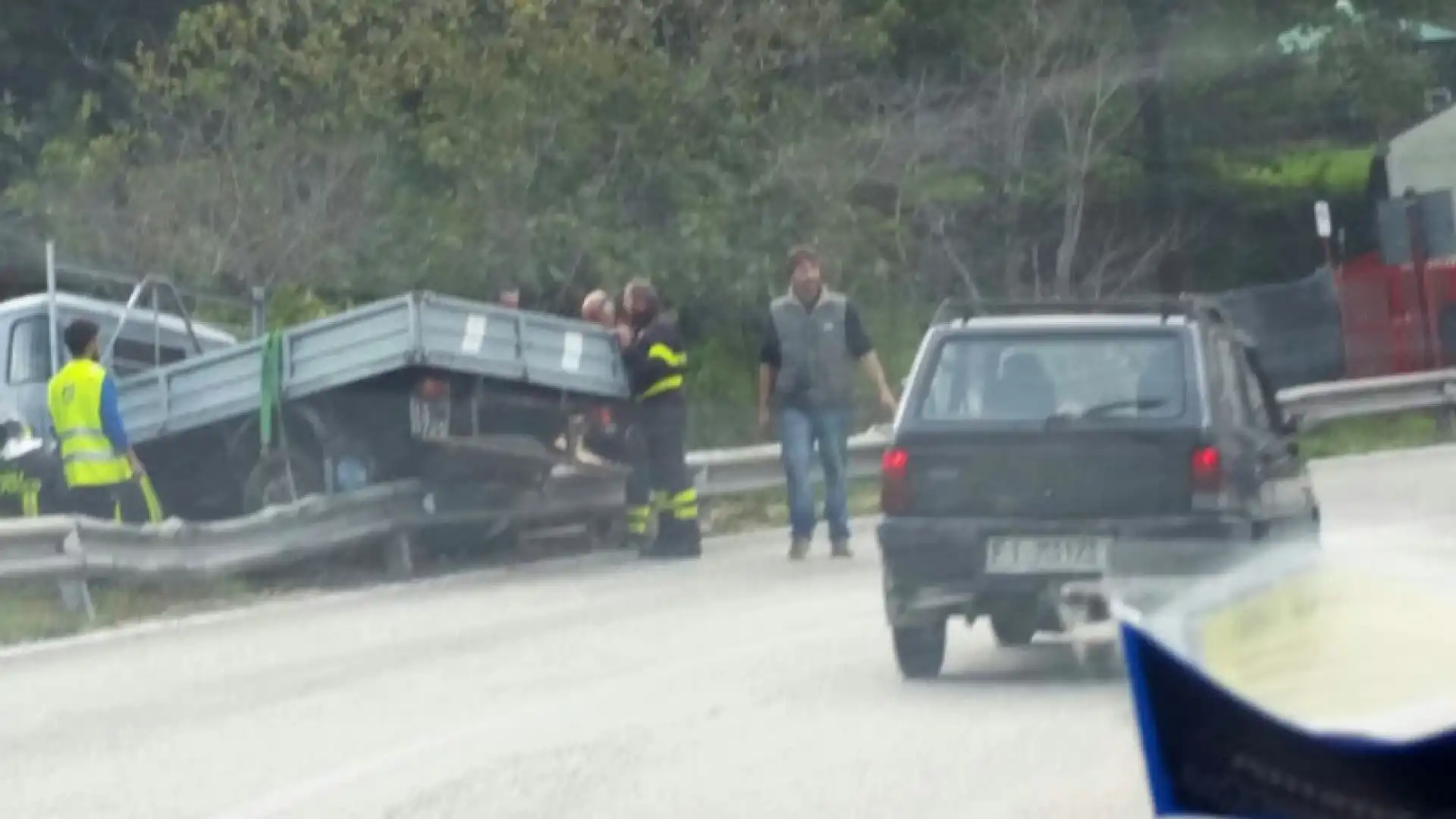 Colli a Volturno: mezzo pesante si schianta contro una abitazione sulla statale 158. Paura per il conducente. Traffico bloccato per ore sull’arteria stradale.