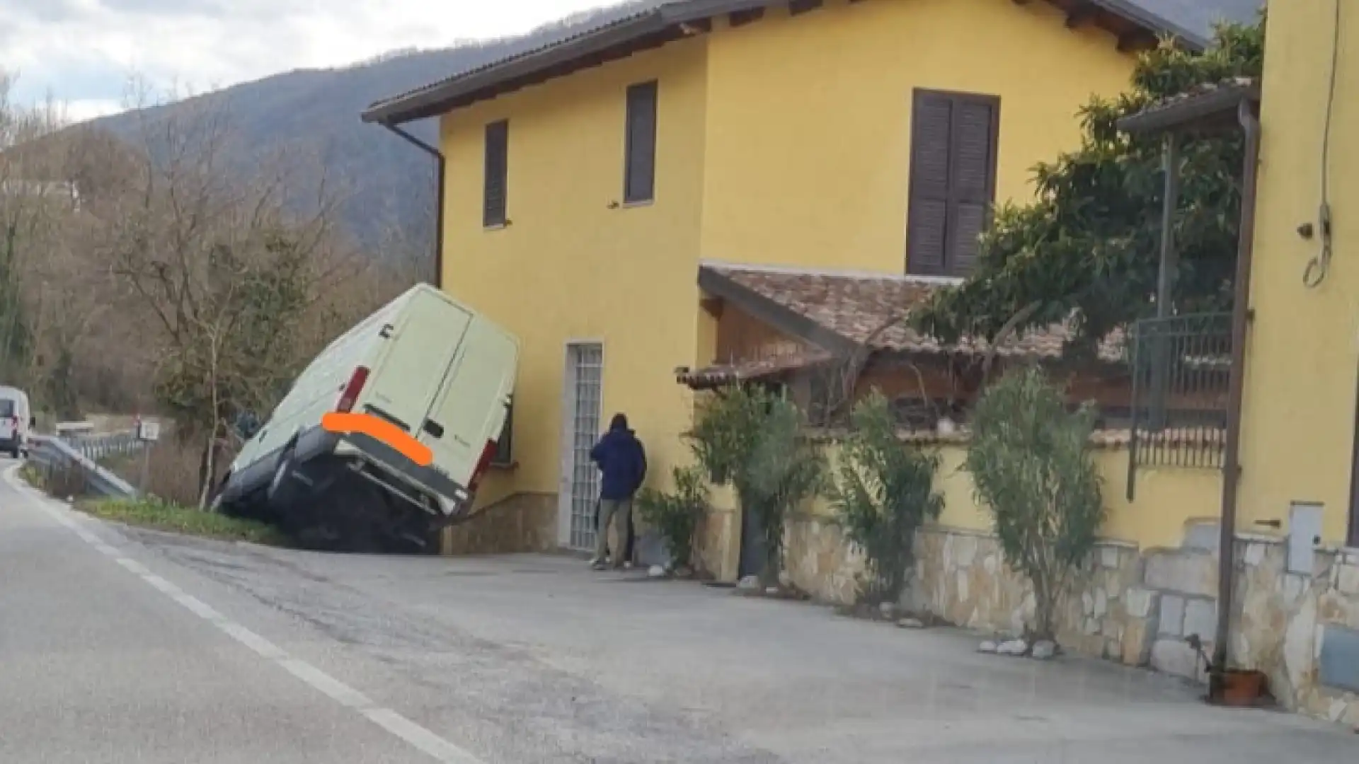 Colli a Volturno: furgone esce fuori strada sulla statale e 158 e si ferma a pochi passi da una abitazione. Evitato il peggio