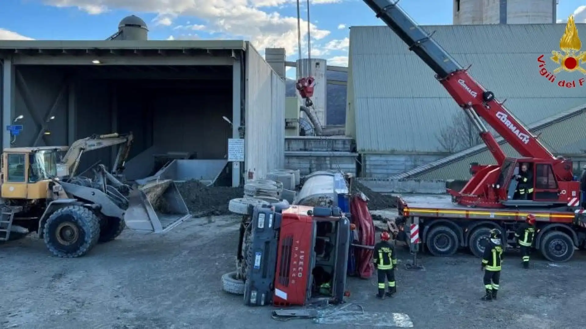 Sesto Campano: mezzo si ribalta all'interno del cementificio. Autista salvato dagli addetti all'emergenza aziendale. Sul posto i Vigili del Fuoco