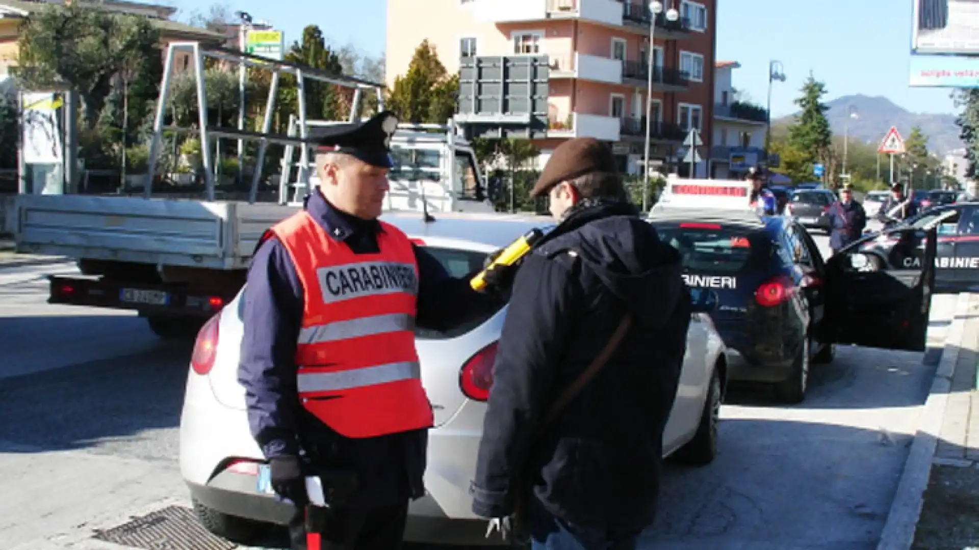 Isernia: Ubriaco alla guida semina il panico sulla statale, fermato dai Carabinieri. Patente ritirata e veicolo sotto sequestro.