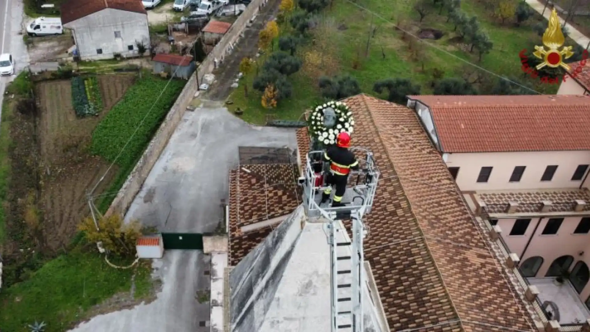 Venafro: i Vigili del Fuoco donano una corona di fiori alla Madonna Immacolata del Convento di San Nicandro.