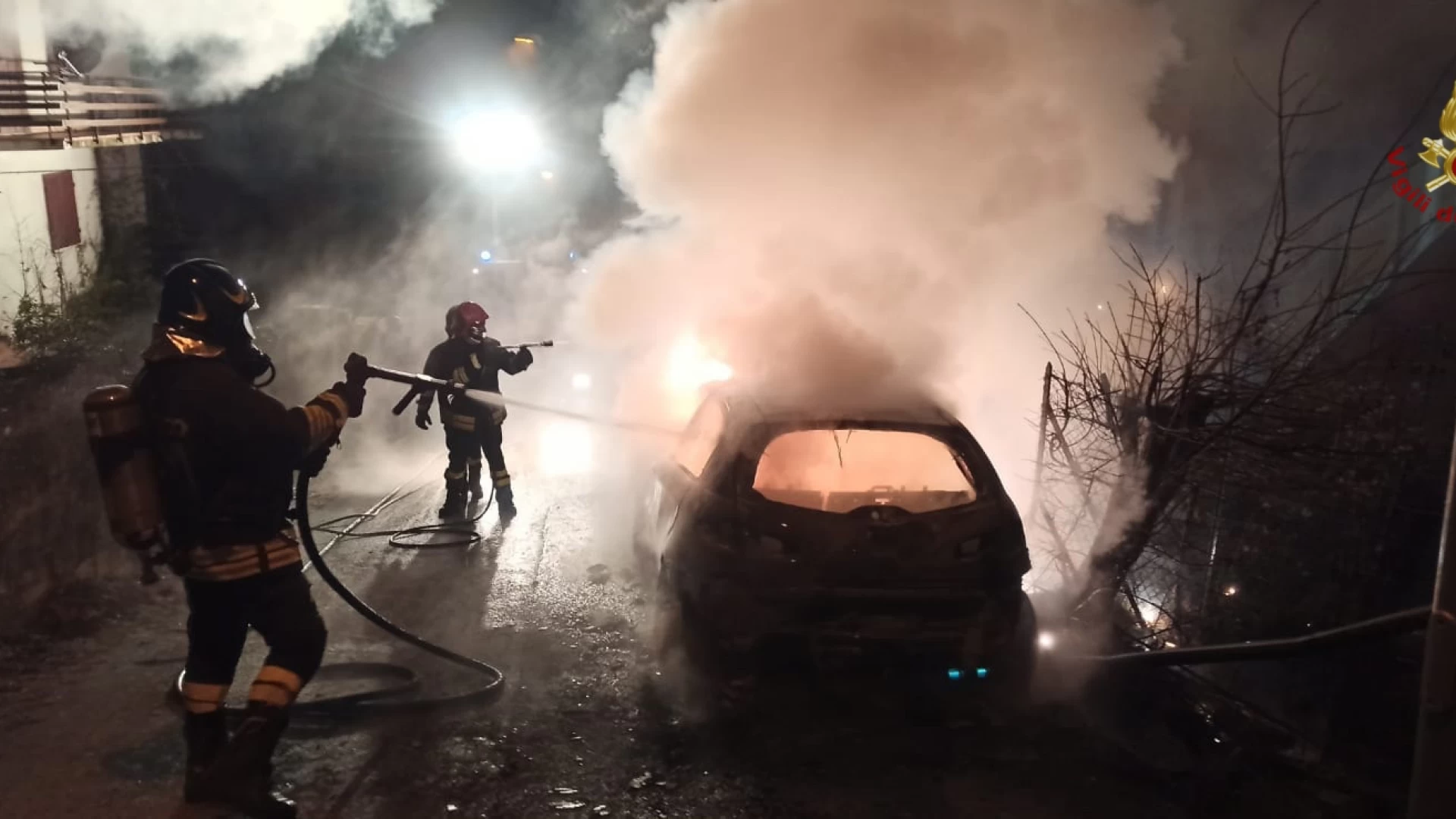 I Vigili del Fuoco di Isernia intervengono a Castiglion Messer Marino per auto incendiata