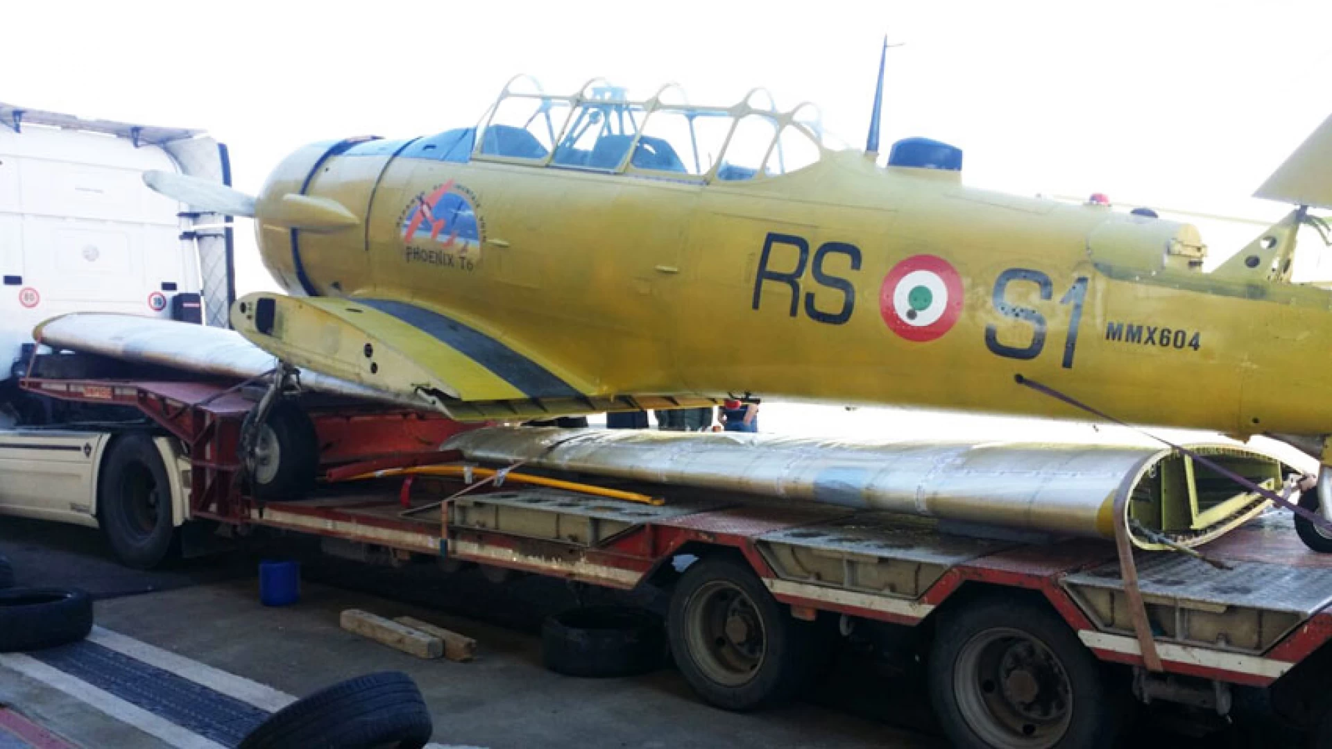 Rocchetta a Volturno: il T6 è in viaggio verso il Museo Internazionale delle Guerre Mondiali. L’aereo sistemato nel parco mezzi.